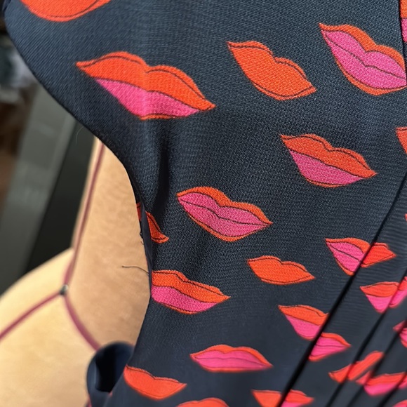 HALOGEN NORDSTROM Women’s Lips Kiss Pattern Cap Sleeve Pleated Dress Size 14p - Picture 6 of 6